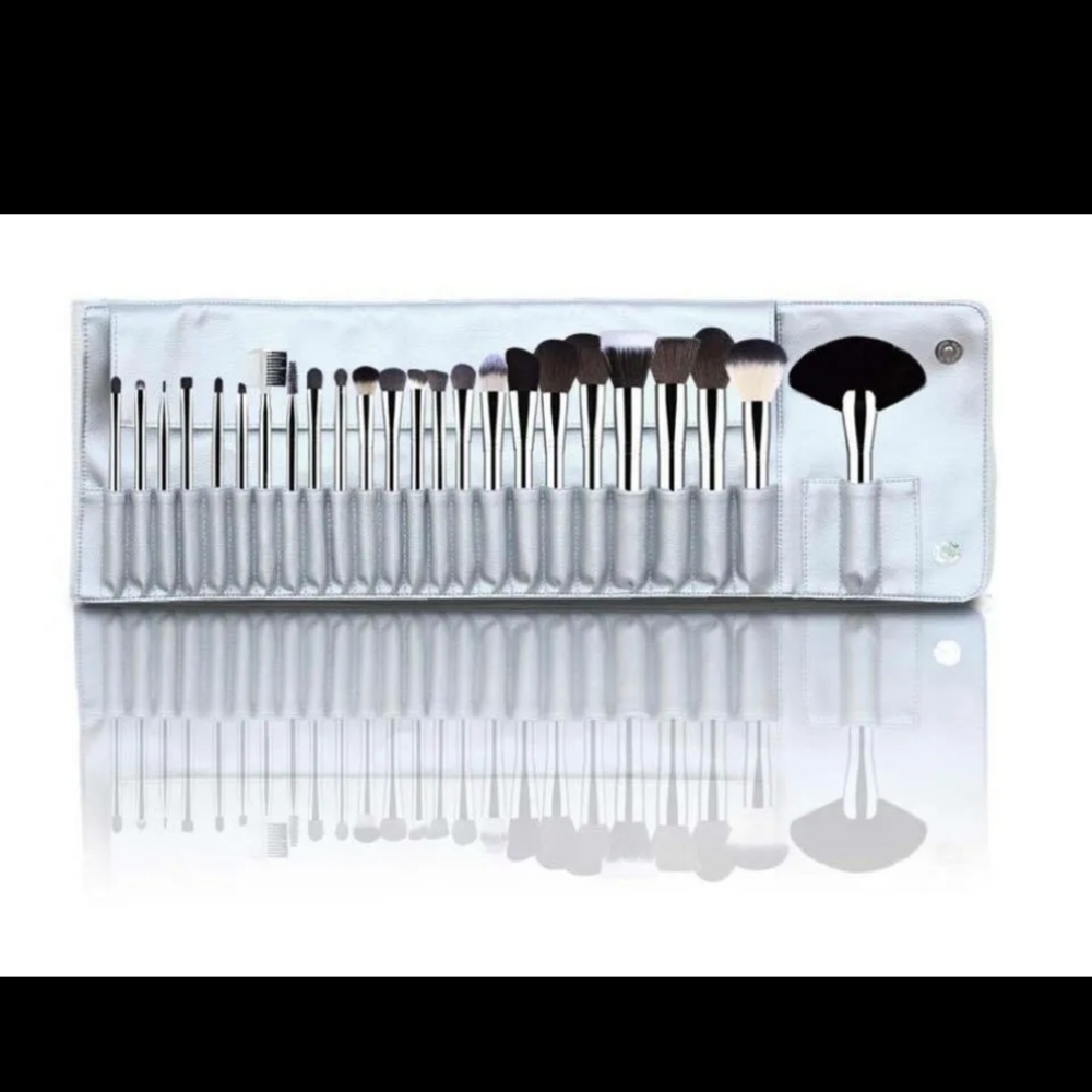 Silver Precision Makeup Brush Set for Professional Application
